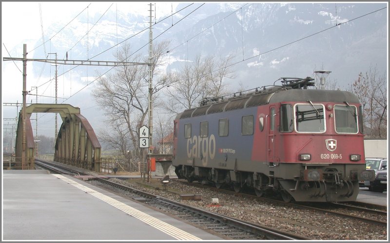 Abgestellte Cargo Re 620 069-5 in Landquart. Links davon die einspurige Stahlbogenbrcke ber die Landquart (heisst auch so)
(23.01.2007)