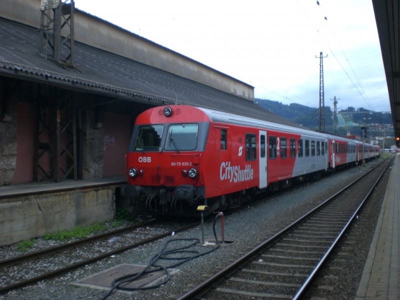 Abgestellte City-Shuttle Wagen-Garnitur im Innsbrucker Hbf, man kann in der Ferne die Bergisel-Schanze erahnen.
13.9.2008
