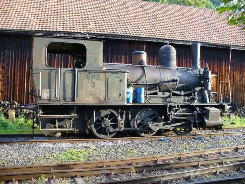 Abgestellte Dampflok Nr. 3 in Le Locle ex Gaswerk Zrich Nr. 3 .. Baujahr 1903 .. Erbauer SLM ..Fabricknummer 1902 .. Max Geschwindikeit 45 Km/h .. Gewicht 34.5 t .. LP 8.5 m .. Foto vom 07.09.2007