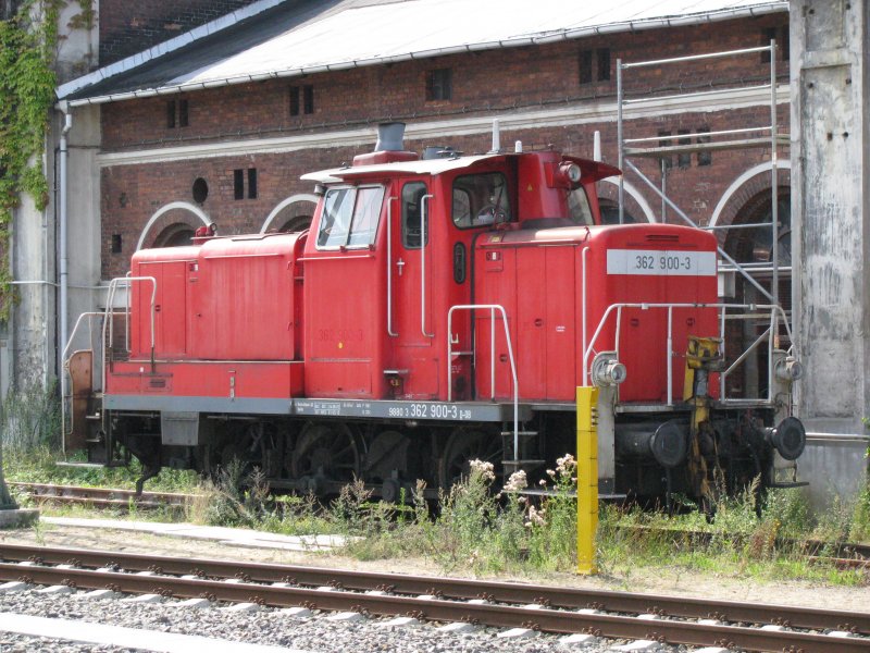 abgestellte Diesellok BR 362 900-3 -DB AG- auf einem Abstellgleis des ehem. Bw Schwerin 15.08.2009