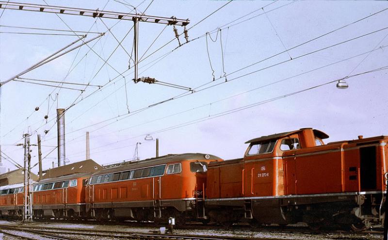Abgestellte Dieselloks im Bw Hagen-Eck.
Von links: 217020,218145,218143,211273. 
Aufnahme 1971