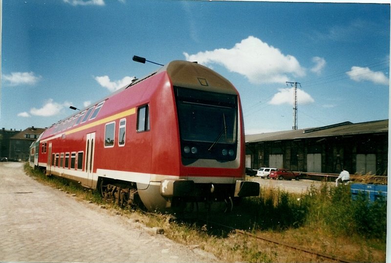 Abgestellte Doppelstockeinheit im Juli 1998 in Stralsund.