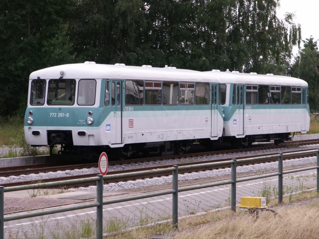 Abgestellte DR Ferkeltaxe (BR 772-201-0) in der neuen DB Farbgebung mint-weiss auf dem Bahnhof Zinnowitz/Insel Usedom am 15.07.09