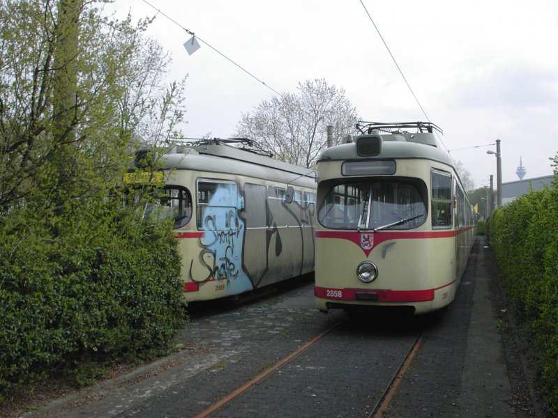 Abgestellte DUEWAG-Einrichtungsgelenktriebwagen der Rheinbahn neben der Wendeschleife am Rheinbahnhaus in Dsseldorf-Oberkassel am 29.03.2003.