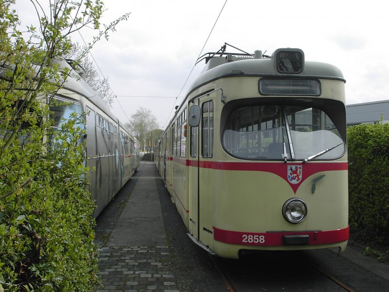 Abgestellte DUEWAG-Einrichtungsgelenktriebwagen der Rheinbahn neben der Wendeschleife am Rheinbahnhaus in Dsseldorf-Oberkassel am 29.03.2003.