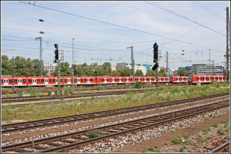 Abgestellte und durchfahrende S-Bahnzge im Gleisvorfeld des Mnchener Ostbahnhofes. (01.07.07)