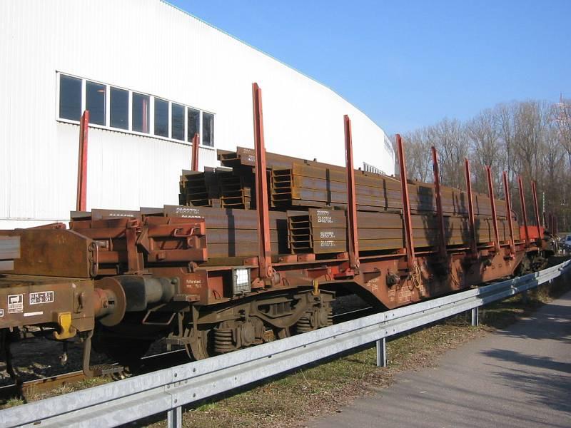 Abgestellte Gterwagen im Bereich von Becken 4 des Karlsruher Rheinhafens. Die Aufnahme stammt vom 14.03.2006.
