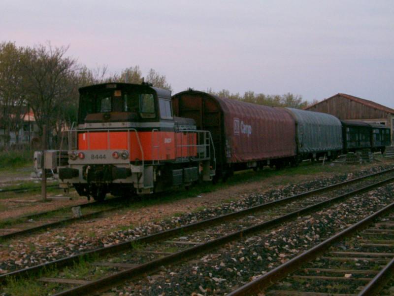 Abgestellte Gterwagen in Vauvert. Es handelt sich hier brigens vornehmlich um deutsche Wagen. Es ist auch ein schweizer Wagen dabei. Vauvert den 15.04.2004.