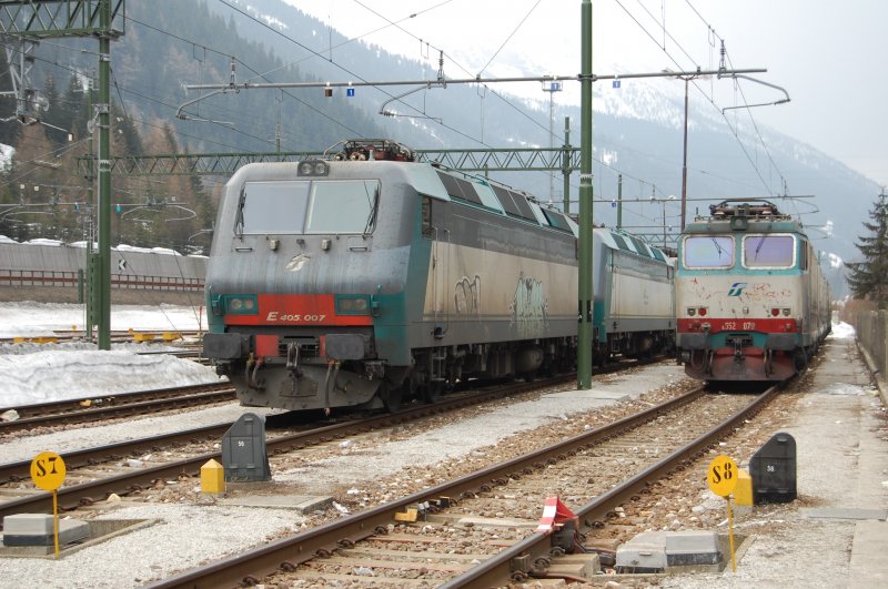 Abgestellte Loks im Bahnhof Brenner, angefhrt von 405 007 und 652 079. 5.4.2009