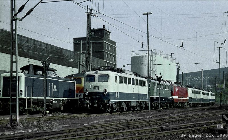 Abgestellte Loks, verschiedener Baureihen, im Bw Hagen Eck.
Im Hintergrund ist noch das ehemalige Straenbahndepot zu erkennen.
Aufn. 1990