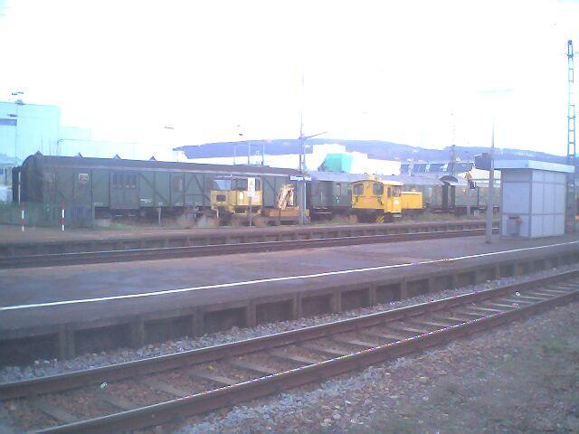 Abgestellte Selbstfahrer einer Baufirma, am 20.01.03 in Ettlingen-West. Im Hintergrund historische Wagen der UEF (Ulmer Eisenbahnfreunde).