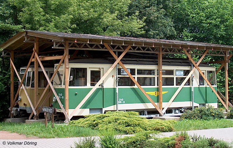 Abgestellte Triebwagen der ehemaligen Schmalspurstraenbahn Linie 31 Dresden-Niedersedlitz - Kreischa (Lockwitztalbahn); 12.06.2004
