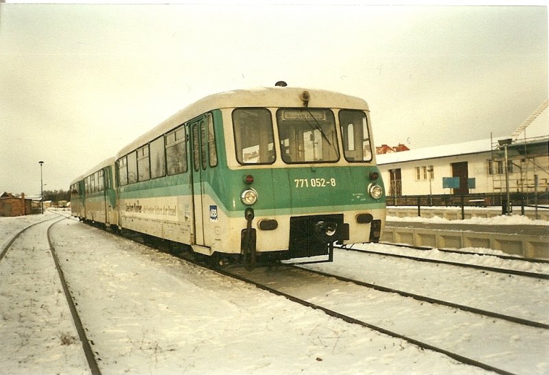 Abgestellte UBB-Ferkeltaxe 771 052 im Januar 2000 in Zinnowitz.