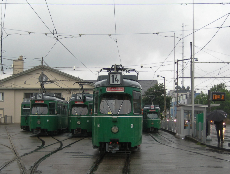 Abgestellte Wagen im Depot in Basel Dreispitz. 8. August 2009