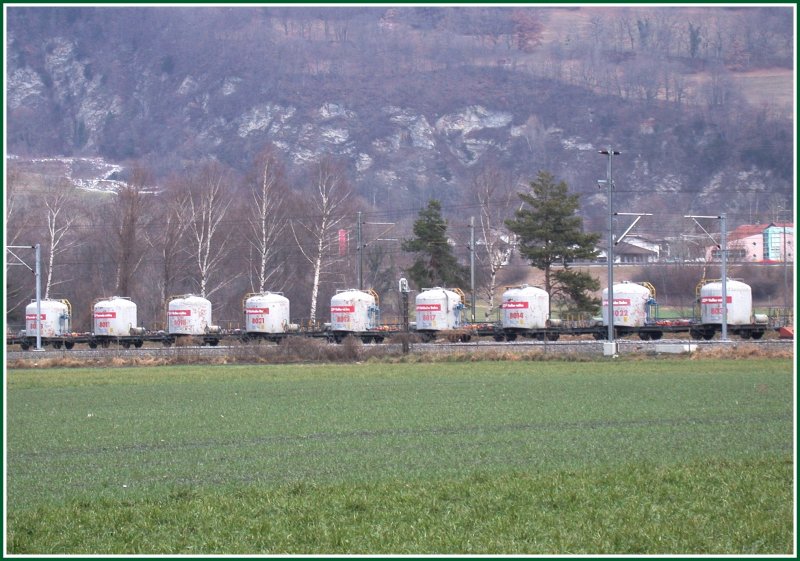 Abgestellte Zementsilowagen (Mohrenkpfe) der RhB bei Trimmis. (07.02.2007)