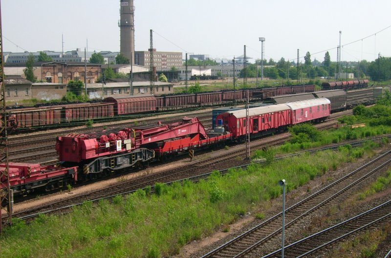 Abgestellter Hilfzug der DB in Engelsdorf bei Leipzig,von einer Brcke Photografiert.Daher fehlt der halbe Gegenlast Wagen.