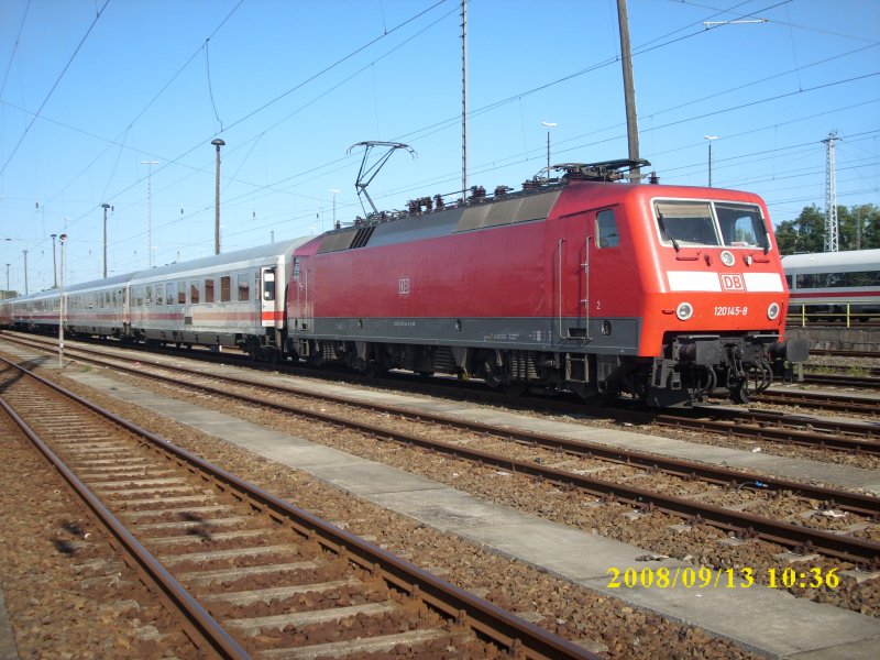 Abgestellter IC mit der 120 145 am 13.09.2008 im Betriebsbf Berlin Rummelsburg.