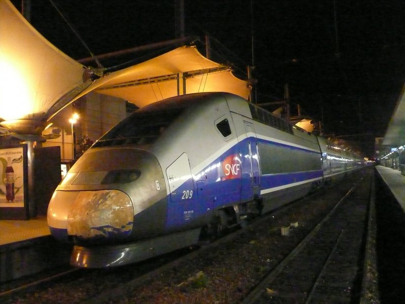 Abgestellter TGV Duplex steht am 28.2.2008 im Gare de Lyon