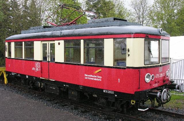 Abgestellter Triebwagen am oberen Bahnhof der Bergbahn