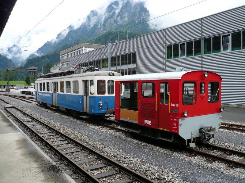 Abgestellter Triebwagen und Diesellok stehen am 7.8.2007 in Innertkirchen