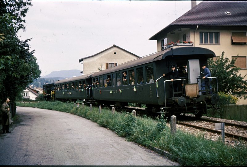Abschied von der Gaswerkbahn Bern. Der Abschiedszug hat gerade die belebte Seftigenstrasse berquert und fhrt nun hinunter zum Gaswerk. 31.August 1968.