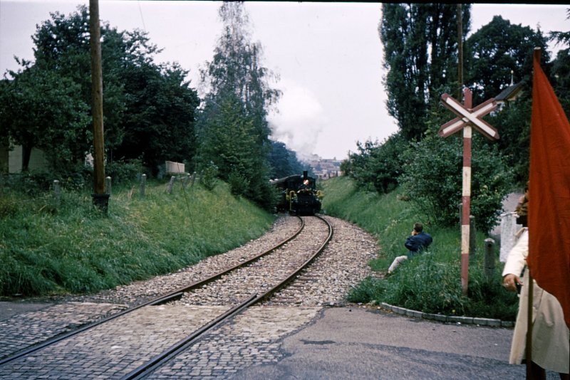 Abschied von der Gaswerkbahn Bern. Der Zug schnauft den Hang herauf und berquert gleich die Gossetstrasse. 31.August 1968.