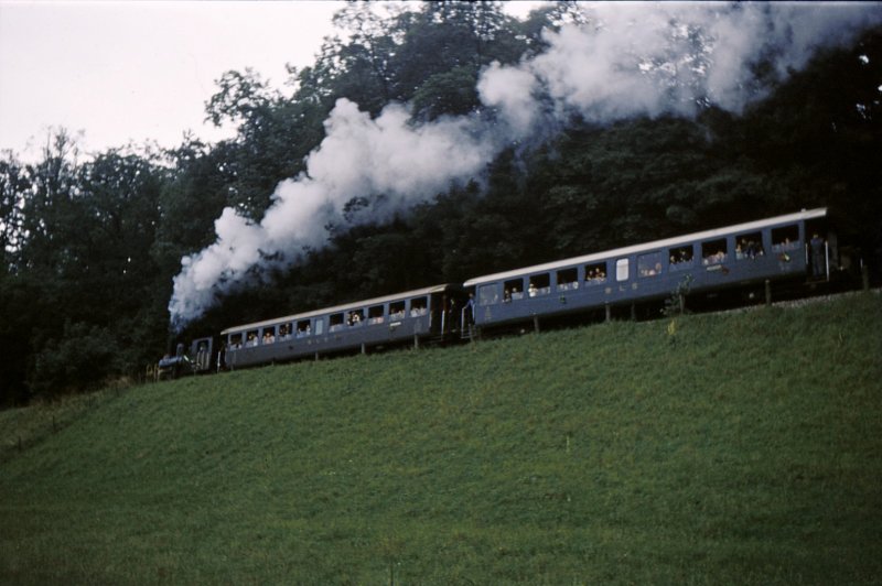 Abschied von der Gaswerkbahn Bern. Die Dampflok erklimmt mit ihren beiden Wagen den Steilhang von der Aare hinauf nach Wabern; 31.August 1968.
