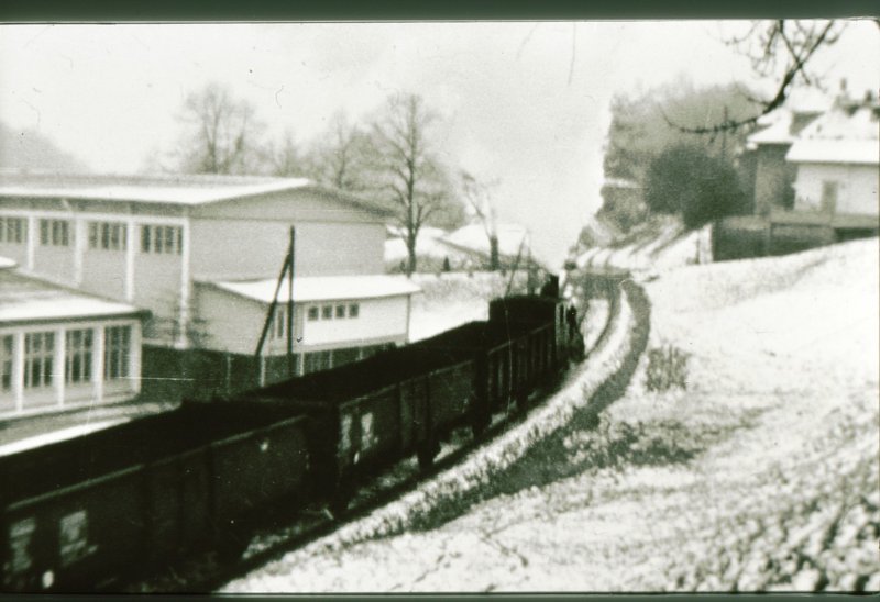 Abschied von der Gaswerkbahn Bern. Ein eiskalter Wintertag um 1963 oder 1964. Noch einmal vertritt die Dampflok die Diesellok im Regeldienst und kmpft sich bei der Turnhalle Schnau den Hang hinauf. Wegen dem schwachen Licht und der damaligen Kameraausrstung leider etwas unscharf - Entschuldigung! 