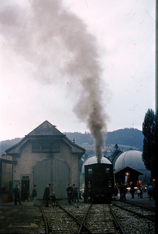 Abschied von der Gaswerkbahn Bern. Im Gaswerkareal, mit Blick auf den Gurten. 31.August 1968.