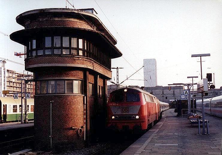 Abschied vom Interregio-218 162 und eine weitere 218 haben in Hamburg-Altona IR2074 G�ttingen-Flensburg �bernommen,das Stellwerk ist bereits seit Jahren abgerissen worden-M�rz 1995
