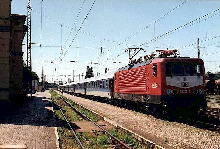 Abschied vom Interregio-hier 112 018 vor IR2638 nach Lbeck in Wittenberge, hier auf der mittlerweile abgebauten  Magdeburger Seite -Juli 1997