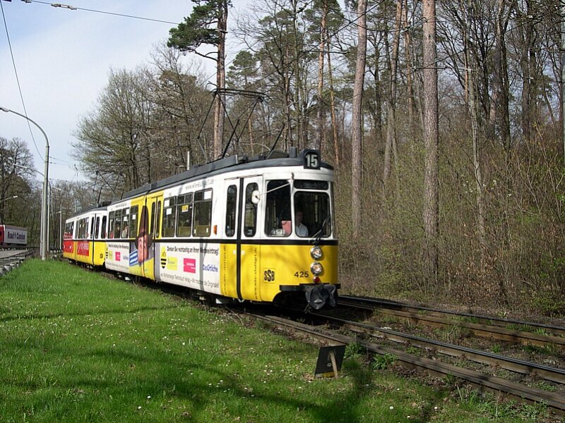 Abschied von der Linie 15 - Die Triebwagen 425 und 424 waren am 23.04.2006 ebenfalls im Einsatz. Mit der Abschaffung der GT 4 in Stuttgart drfte auch die Geschichte der Vollwerbung auf Straen- und Stadtbahnfahrzeugen dem Ende entgegen gehen. Es gibt und gab kein Stadtbahnfahrzeug DT 8 mit Vollreklame!