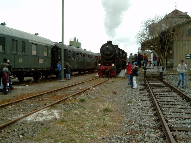 Abschied von der Nebenbahn Ro�berg-Bad Wurzbach in Oberschwaben am 6.April 2003.
Da fanden die Abschiedsfahrten statt.

Mittlerweile f�hrt allerdings die W�rttembergische Eisenbahngesellschaft die G�terz�ge nach Bad Wurzach, so das die Strecke wohl gerettet ist(Stand:2.11.2003)