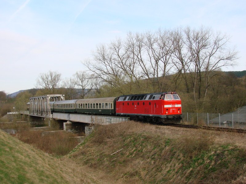 Abschiedsfahrt von 219 084-1 durch Thringen am 30.03.2008 bei Saalfeld, als Schlusslok 220 295