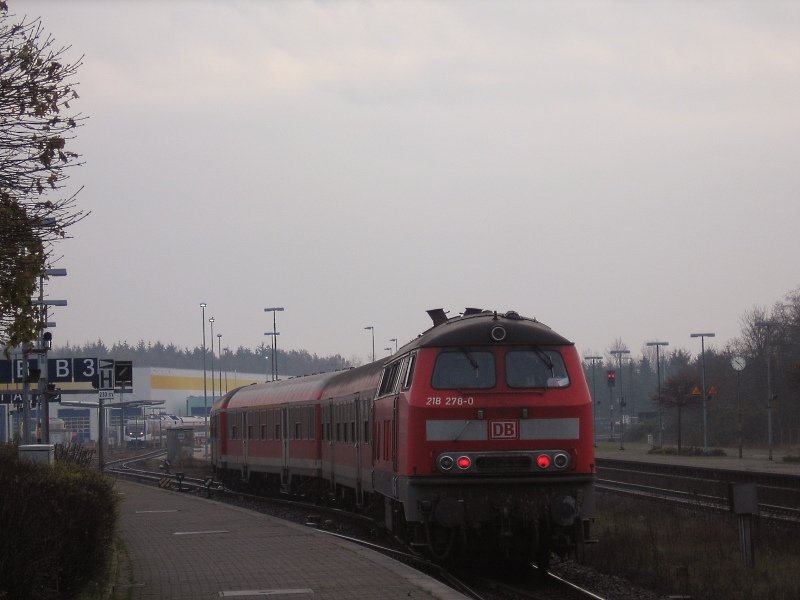 Abschiedsstimmung auf der Marschbahn im Dezember 2005.
Am 4.12.2005 verlsst 218 278-0 den Bahnhof Husum in Richtung Abstellgruppe, nachdem sie zuvor eine RB aus Westerland nach Husum gebracht hat.
Eine Woche spter wird die NOB den Betrieb bernehmen , die mit ihren Fahrzeugen  in der Halle im Hintergrund schon in den Startlchern steht...
