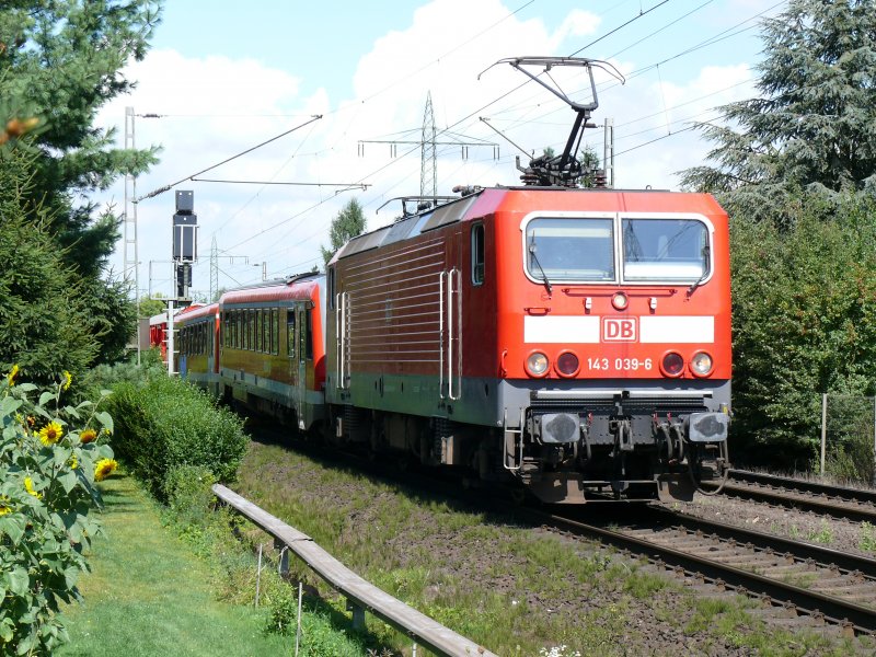 Abschleppdienst. 143 039-6 schleppt einen defekten Regio-DB-Wagen ab. Auf dem Bild schn zu erkennen, dass der hintere Teil des Wagens hinter der Lok hoch steht, da die Hinterachse aufgebockt ist. Aufgenommen am 22/08/2009 in Lintorf.
