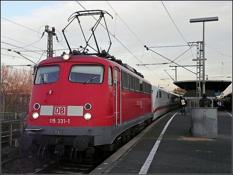 Abschleppdienst leistete E-Lok 115 331-1 nicht fr einen ICE 3, sondern fr den ICE 2  Brandenburg von der Havel  am Abend des 08.11.08 im Bahnhof Kln Messe/Deutz. (Jeanny)