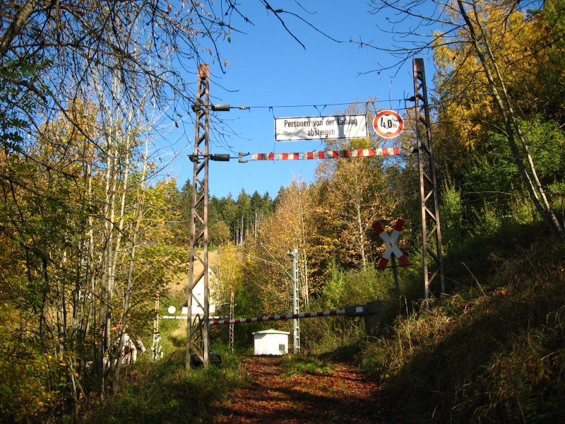 Abseits der B33 leigt diese Anrufschranke an der Schwarzwaldbahn 16.10.07