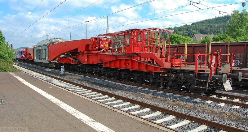 Absolut dmlich geparkt in Marburg. Tausendfler mit Trafo legt seine Transportpause auf Gleis 9 ein. Der Busch linkerhand verhinderte eine Aufnahme des Zuges und von hinten war er zugeparkt. So war dieses lange Elend kaum vernnftig in den Kasten zu bekommen. Weil so ein Transport aber sehr selten zu sehen ist, denke ich, hat das Foto doch seine Berechtigung. (12. Juni 2009)