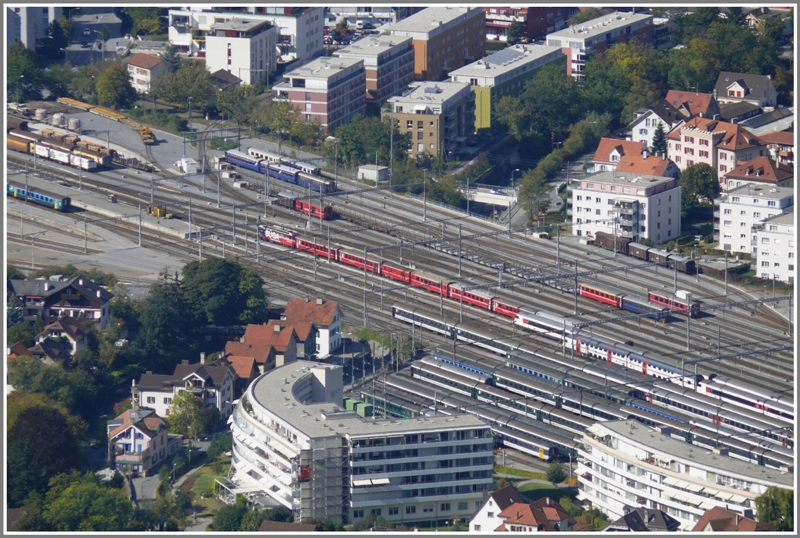 Abstellanlage der SBB und RhB in Chur mit ausfahrendem RE1141 mit der Ge 4/4 III 646  Sta.Maria/Val Mstair  an der Spitze. (11.10.2009)