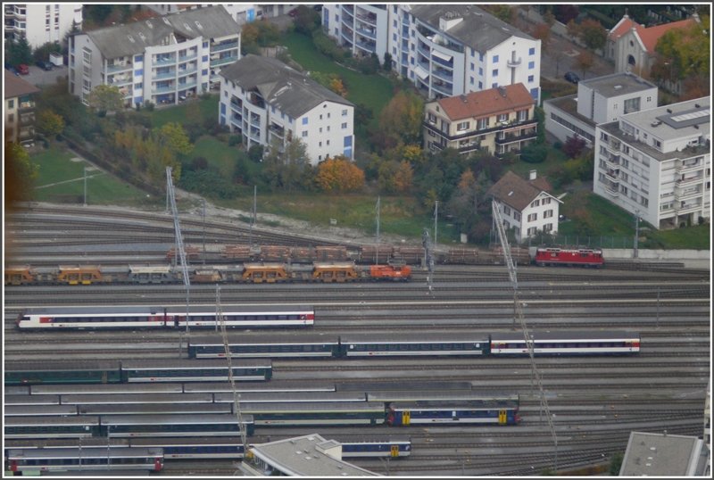 Abstellanlage der SBB und RhB westlich des Bahnhofs Chur. Im Vordergrund ist der vermutlich einzige IC mit RBe 4/4 zu sehen.
Er kommt am morgen als IC 10759 mit drei Wagen aus Zrich mit Anschlussreisenden fr den Bernina-Express und macht am Abend die Rckleistung als IC 10790 nach Zrich HB. Der Einsatz dieses Saisonzuges endet morgen. (16.10.2008)