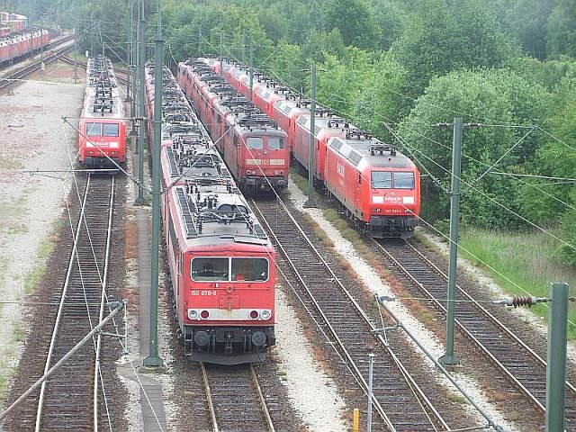 Abstellgruppe in Maschen voderen Lok (v.l.n.r.): 145 047-9,155 078-9,151 034-0 und 145 026-1. 20.05.2007