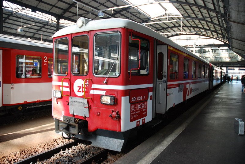 ABt 024-7. In wenigen Minuten verlsst der InterRegio der Zentralbahn den Bahnhof Luzern in Richtung Interlaken. 26.10.2006