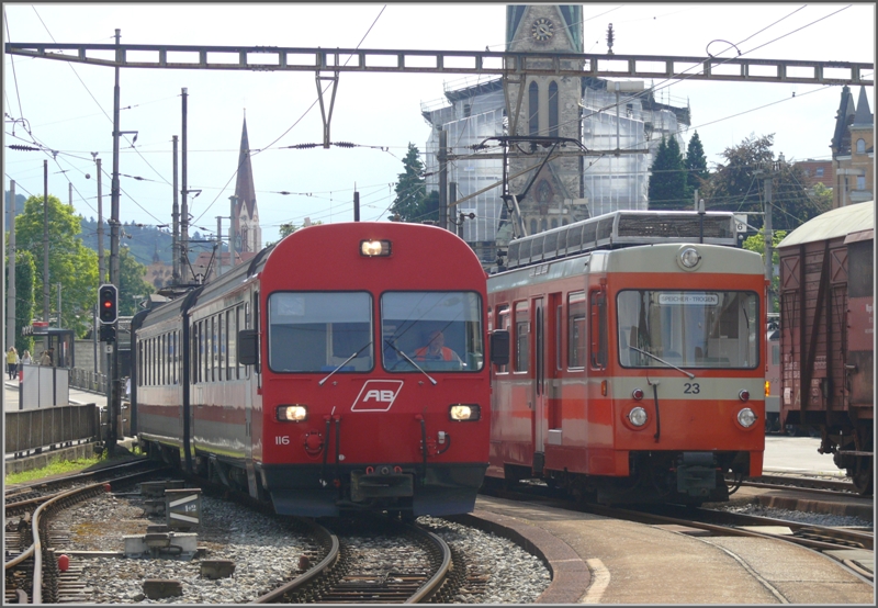 ABt 116 und Be 4/8 23 begenen sich im Nebenbahnhof St.Gallen. Im Hintergrund luft der Wiederaufbau der abgebrannten St.Leonhardskirche. (09.07.2009)