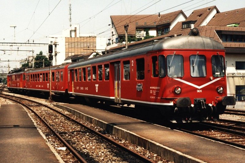 Abt 901 und RBDe 4/4 201 mit Regionalzug Thun-Hasle-Regsau auf Bahnhof Thun am 21-07-1995. Bild und scan: Date Jan de Vries.