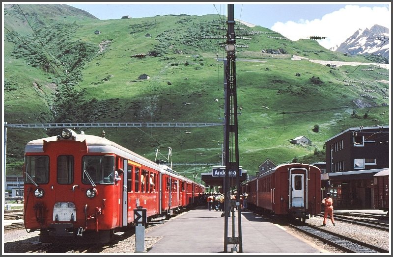 ABt und BDeh 2/4 Pendel nach Brig, dahinter der Regionalzug nach Gschenen, daneben der Regionalzug nach Disentis. (Archiv 06/77)