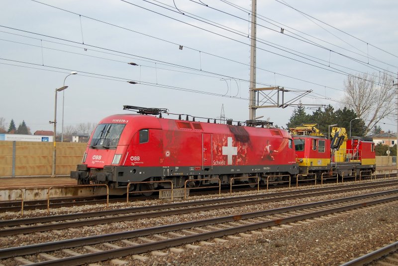 Abtransport der durch einen Stromschlag untauglich
gewordenen 1116 075 aus dem Bahnhof Marchtrenk am 08.11.2008.
Hoffentlich hat dieser Zwischenfall nicht die Entklebung zur Folge.