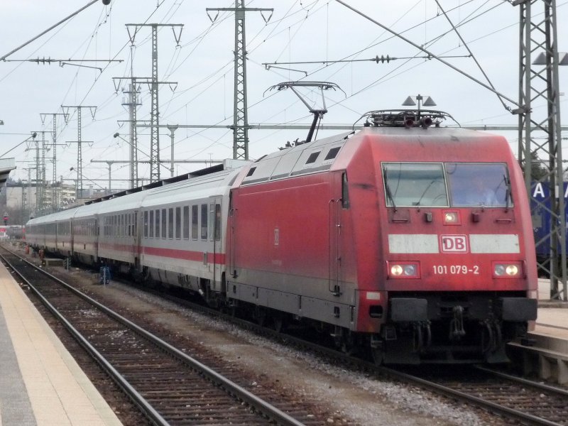 Abweichend auf Gleis 4 statt 1 steht der IC 2370 Konstanz - Hamburg-Altona mit 101 079-2. Singen(Htw), 15.03.09