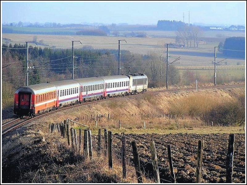 Ach war das schn, als noch orangefarbene I 6 Wagen in der Zuggarnitur des IR Liers-Luxemburg waren. Bild aufgenommen am 23.02.08 in der Nhe von Hautbellain. (Hans)