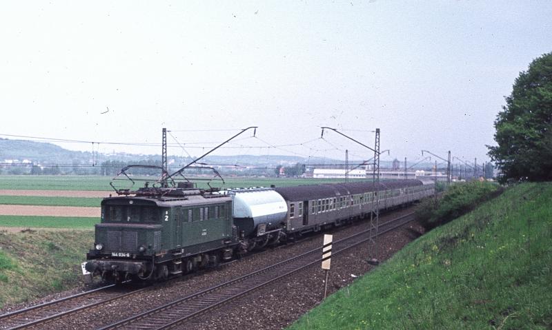 Ach was waren das fr Zeiten 1976 bei Staffelstein  ein GmP mit Milchwagen gezogen von einer E 44 auf der Frankenmagistrale